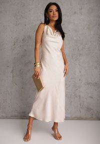 Renee - Beżowa Sukienka Slip Dress z Dekoltem Woda i Wiązaniem z Tyłu Atintina. Typ kołnierza: dekolt woda. Kolor: beżowy. Długość rękawa: na ramiączkach. Styl: elegancki #8