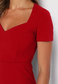 Born2be - Czerwona Taliowana Koktajlowa Sukienka z Wiskozą i Rozcięciem z Tyłu Castorea. Okazja: na co dzień. Kolor: czerwony. Materiał: wiskoza. Długość rękawa: krótki rękaw. Styl: wizytowy #4