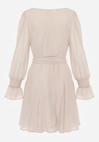 Renee - Beżowa Sukienka VICES z Półtransparentnymi Rękawami Wiązania w Talii Resmosa. Okazja: na co dzień, na randkę. Typ kołnierza: dekolt kwadratowy. Kolor: beżowy. Materiał: skóra, materiał. Styl: casual, elegancki #6