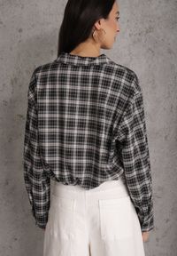 Renee - Czarna Koszula z Bawełny Typu Crop w Kratę Ozdobiona Marszczeniem Risettes. Okazja: na co dzień. Kolor: czarny. Materiał: bawełna. Wzór: aplikacja. Styl: casual #7