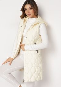 Born2be - Jasnobeżowa Pikowana Kamizelka z Kapturem Nomppe. Typ kołnierza: kaptur. Kolor: beżowy #5