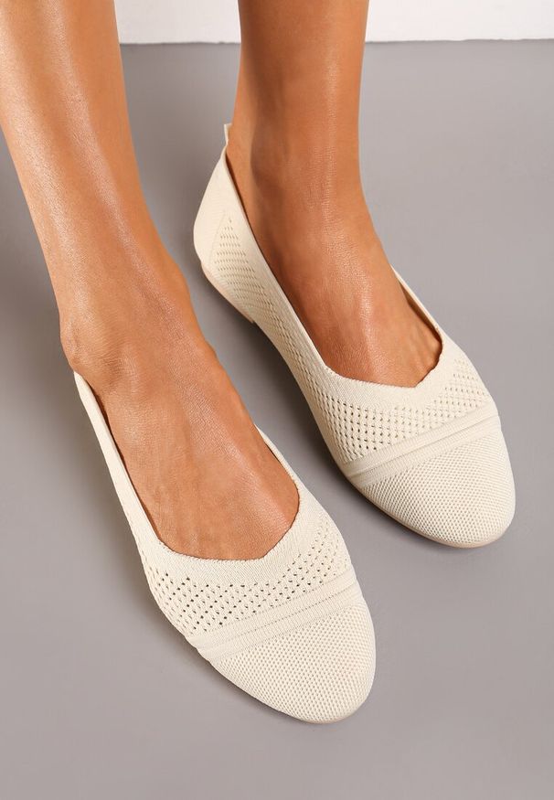 Renee - Beżowe Płaskie Balerinki z Siateczkowego Materiału Nelibra. Okazja: na co dzień, na spotkanie biznesowe. Kolor: beżowy. Materiał: materiał. Styl: biznesowy, casual, elegancki
