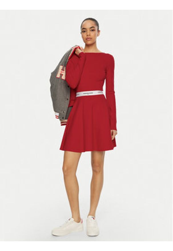 Tommy Jeans Sukienka codzienna DW0DW19465 Czerwony Slim Fit. Okazja: na co dzień. Kolor: czerwony. Materiał: syntetyk. Typ sukienki: proste. Styl: casual