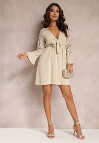 Renee - Beżowa Sukienka Mini z Gumką w Pasie i Koronkowymi Rękawami Cobham. Kolor: beżowy. Materiał: koronka. Długość: mini