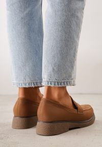 Renee - Brązowe Mokasyny VICES z Imitacji Zamszu w Klasycznym Stylu Malaeno. Okazja: na co dzień. Kolor: brązowy. Materiał: zamsz. Styl: klasyczny #8