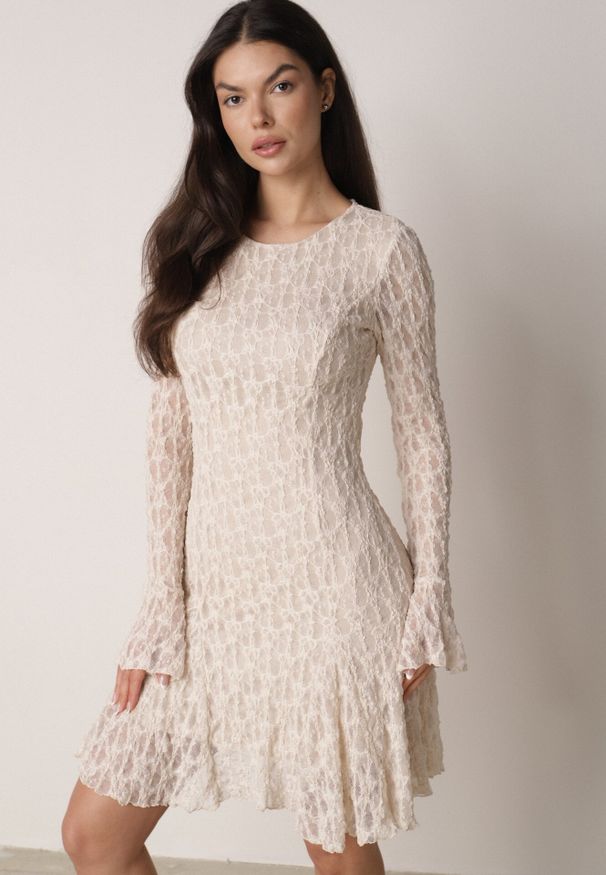 Born2be - Beżowa Sukienka Koronkowa z Rozkloszowanymi Rękawami Cinatea. Okazja: na co dzień. Typ kołnierza: kokarda. Kolor: beżowy. Materiał: koronka. Typ sukienki: proste. Styl: casual