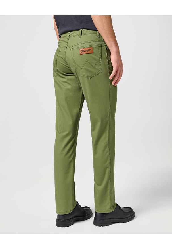 Wrangler - WRANGLER MĘSKIE SPODNIE MATERIAŁOWE TEXAS DUSTY OLIVE 112358215 W121018011