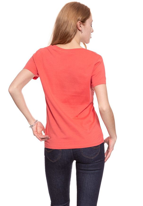 Wrangler - WRANGLER T SHIRT DAMSKI FESTIVAL TEE SPICED CORAL W7016EV6Y 112130891. Wzór: nadruk