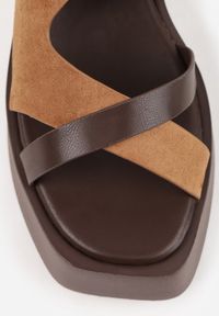 Born2be - Brązowe Sandały na Koturnie i Platformie Ozdobione Nitami i Wycięciami Merennea. Okazja: na co dzień. Zapięcie: sprzączka. Kolor: brązowy. Wzór: aplikacja. Obcas: na koturnie. Styl: casual, klasyczny, elegancki #9