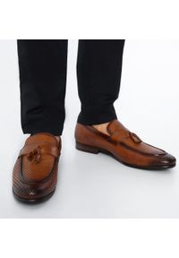 Wittchen - Męskie mokasyny skórzane z plecionką i chwostami brązowe. Kolor: brązowy. Materiał: skóra. Wzór: aplikacja. Sezon: lato. Obcas: na obcasie. Styl: elegancki. Wysokość obcasa: średni #3