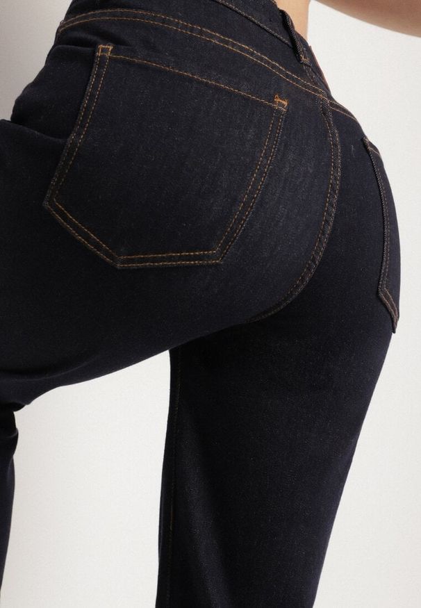 Born2be - Granatowe Klasyczne Jeansy o Kroju Mom Fit Amartia. Okazja: na co dzień. Kolor: niebieski. Styl: klasyczny