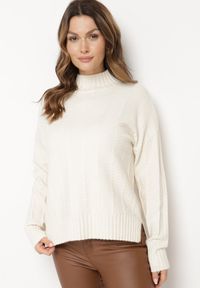 Born2be - Jasnobeżowy Sweter z Półgolfem z Ozdobnym Wzorem na Dzianinie Kirtana. Kolor: beżowy. Materiał: dzianina. Sezon: zima #3
