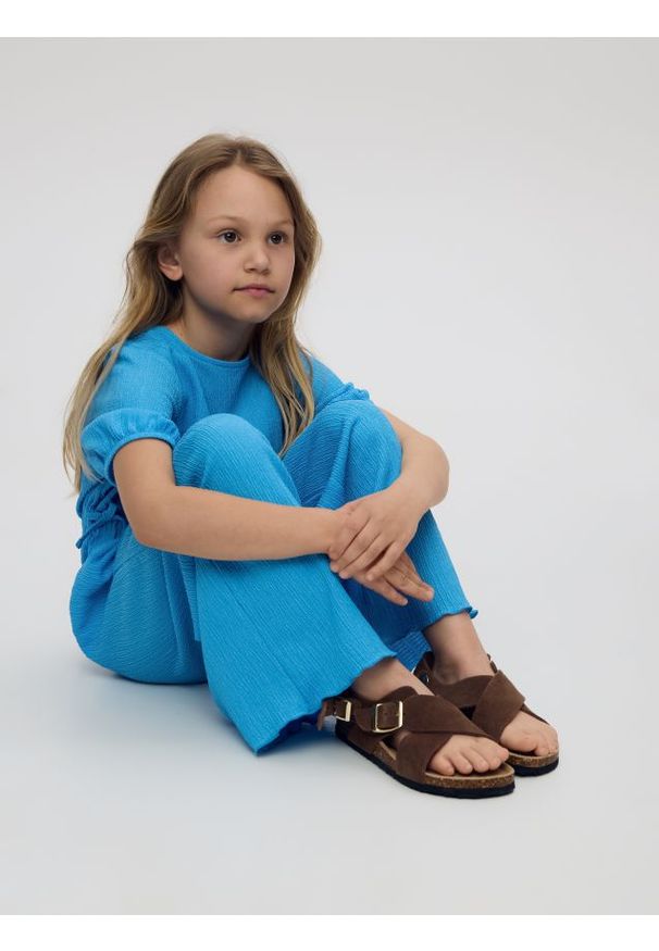 Reserved - Strukturalny kombinezon - jasnoniebieski. Kolor: niebieski. Materiał: dzianina