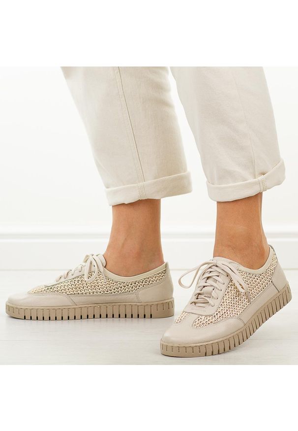 DEONI - Beżowe lotos skórzane Polskie półbuty damskie Deoni D653. Okazja: na co dzień. Nosek buta: okrągły. Zapięcie: sznurówki. Kolor: beżowy. Materiał: tkanina, skóra. Szerokość cholewki: normalna. Sezon: wiosna, jesień, lato. Styl: casual, elegancki, klasyczny