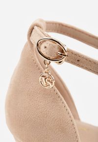 Renee - Ciemnobeżowe Czółenka Vices na Szpilce z Wkładką ze Skóry Naturalnej i Ozdobnym Paskiem Selarae. Okazja: na spotkanie biznesowe. Zapięcie: pasek. Kolor: beżowy. Materiał: skóra. Obcas: na szpilce. Styl: biznesowy, elegancki, klasyczny #9