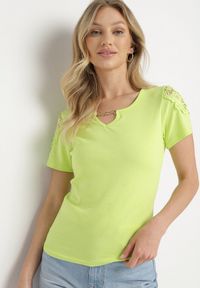 Born2be - Zielony Bawełniany T-shirt z Łańcuszkiem i Koronką Liraveira. Okazja: na co dzień. Typ kołnierza: okrągły. Kolor: zielony. Materiał: bawełna, koronka. Długość rękawa: krótki rękaw. Długość: krótkie. Wzór: koronka. Styl: klasyczny, elegancki, casual