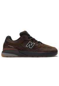 Buty unisex New Balance Numeric NM933BAR – brązowe. Kolor: brązowy. Materiał: guma, zamsz. Szerokość cholewki: normalna. Sport: skateboard