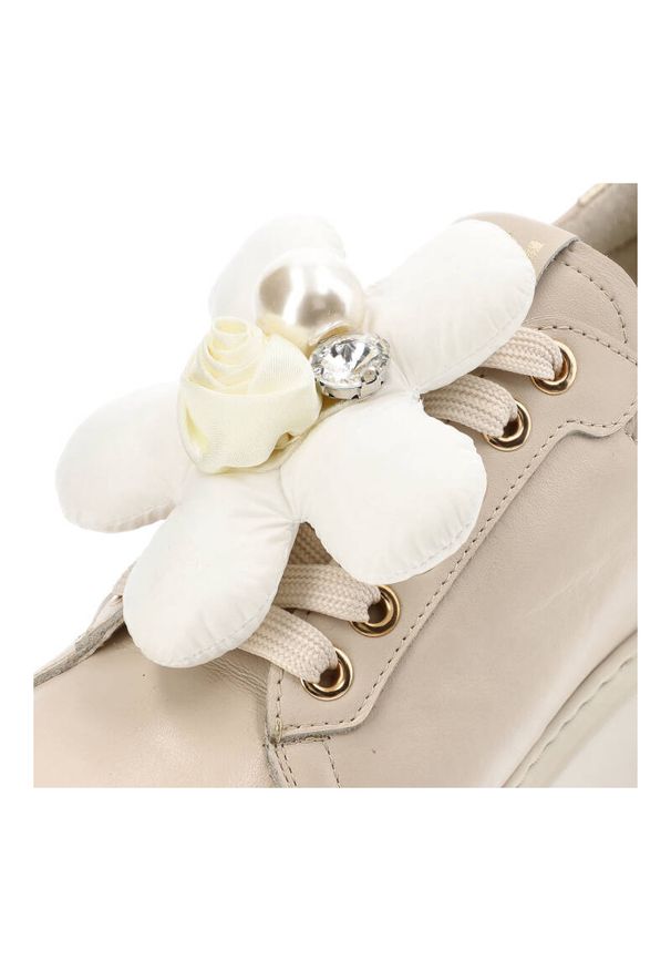 CheBello - Beżowe Sneakersy Chebello Modne Obuwie Z Ozdobnym Kwiatem. Okazja: na co dzień. Kolor: beżowy. Materiał: jeans, skóra. Wzór: kwiaty