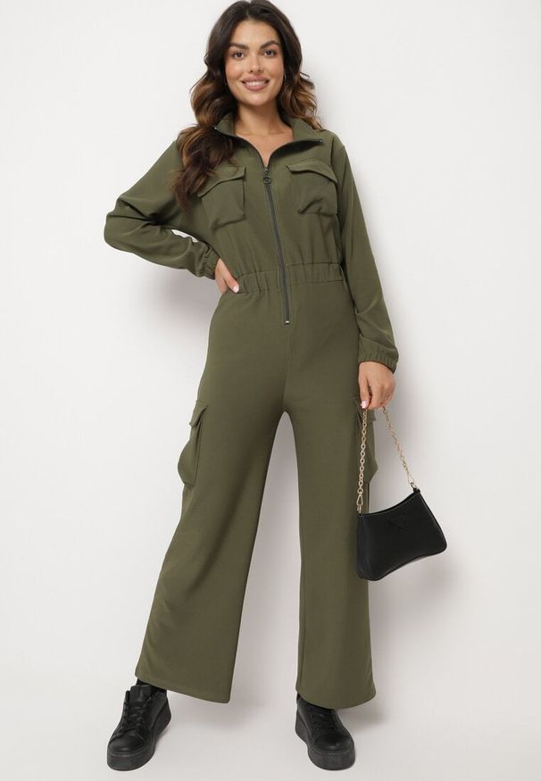 Born2be - Zielony Kombinezon Utility z Szerokimi Nogawkami o Taliowanym Kroju Liarose. Okazja: na co dzień. Kolor: zielony. Materiał: tkanina. Styl: casual
