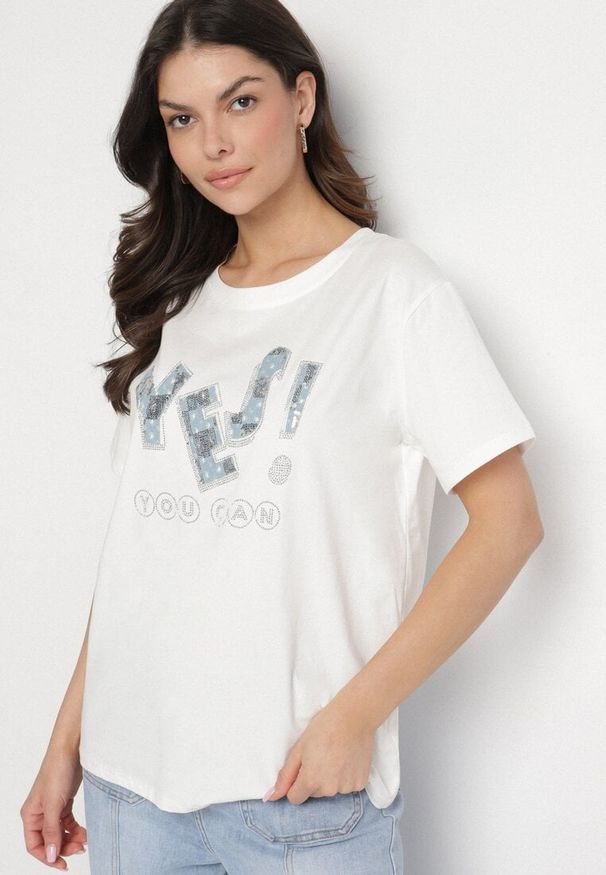 Born2be - Biały T-shirt z Bawełny Ozdobiony Cekinami i Cyrkoniami Camiren. Okazja: na co dzień. Kolor: biały. Materiał: bawełna. Wzór: aplikacja. Styl: casual, elegancki