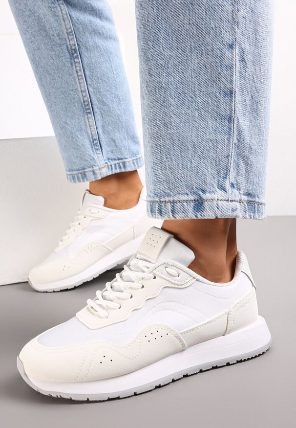 Renee - Białe Sneakersy Zdobione Wstawkami z Imitacji Skóry Fayela. Kolor: biały. Materiał: skóra. Wzór: aplikacja
