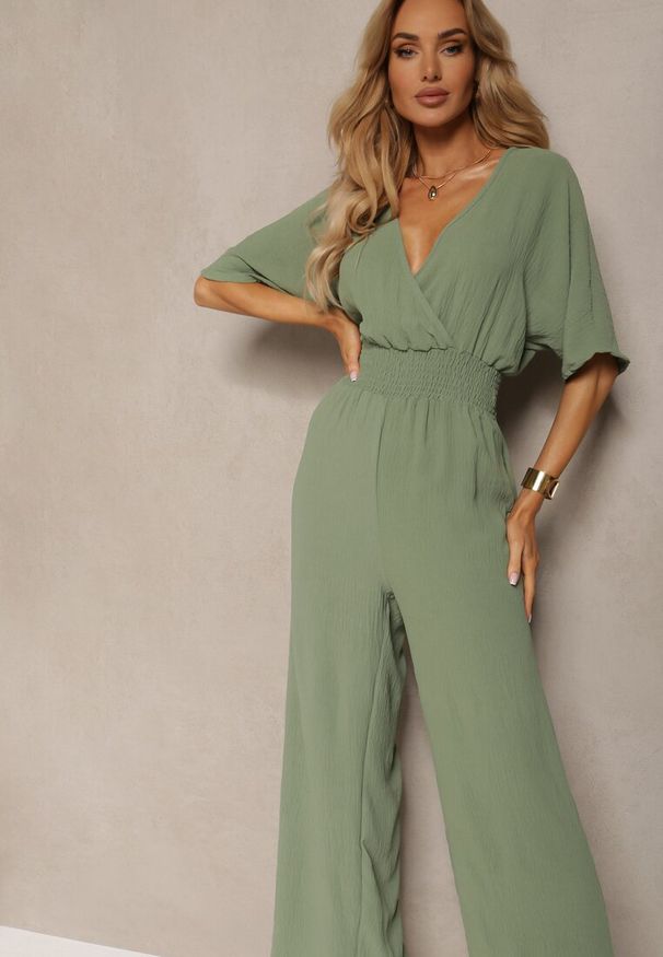 Renee - Zielony Kombinezon o Kopertowym Fasonie z Szerokim Luźnym Dołem i Kieszeniami Octoni. Okazja: na co dzień. Kolor: zielony. Wzór: aplikacja. Styl: elegancki, casual