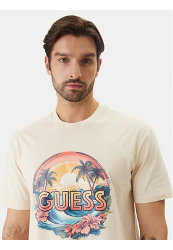 Guess T-Shirt F6GI08 K8FQ4 Beżowy Reglan Fit. Kolor: beżowy. Materiał: bawełna