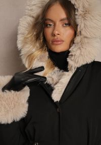 Renee - Czarno-Beżowa Kurtka Parka z Futerkiem i Szerokim Kapturem Florion. Okazja: na co dzień. Kolor: czarny. Materiał: futro. Wzór: aplikacja. Sezon: zima. Styl: casual