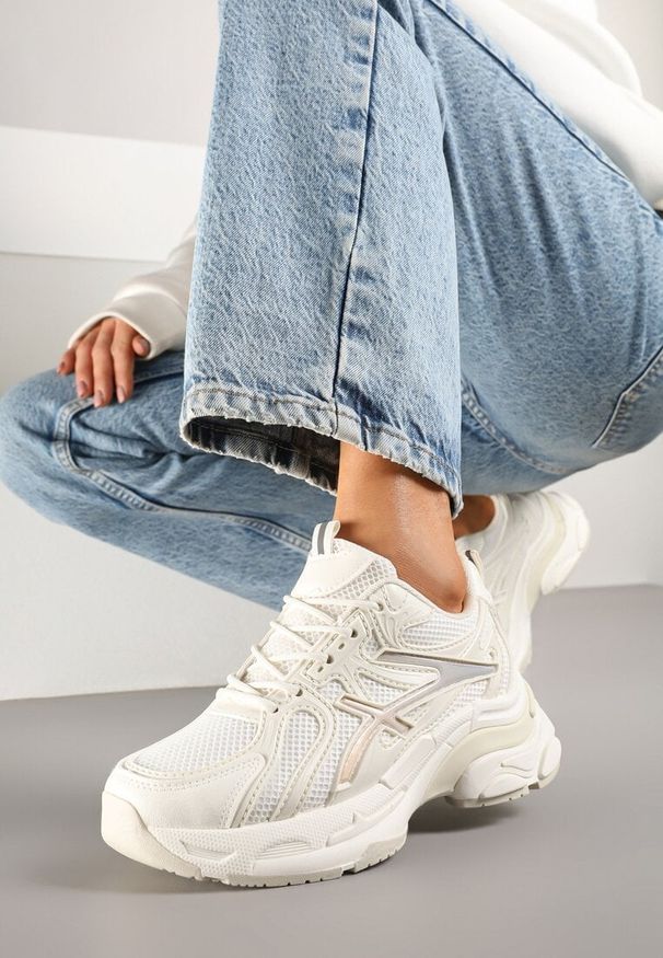 Renee - Beżowe Sneakersy z Ozdobnymi Paskami Xerraza. Okazja: na co dzień. Zapięcie: pasek. Kolor: beżowy. Materiał: jeans. Wzór: aplikacja