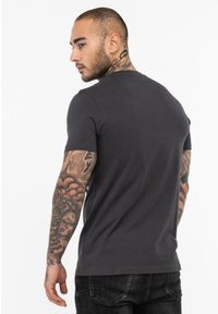 TAPOUT - T-shirt o klasycznym kroju Tapout Logo. Kolor: szary, biały, wielokolorowy. Materiał: bawełna #2