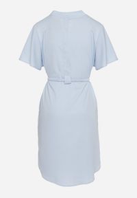 Born2be - Niebieska Sukienka Trapezowa z Koszulową Górą i Materiałowym Paskiem w Talii Vikiiona. Okazja: na spotkanie biznesowe. Typ kołnierza: dekolt w kształcie V. Kolor: niebieski. Materiał: materiał. Długość rękawa: krótki rękaw. Typ sukienki: trapezowe, koszulowe. Styl: biznesowy #5