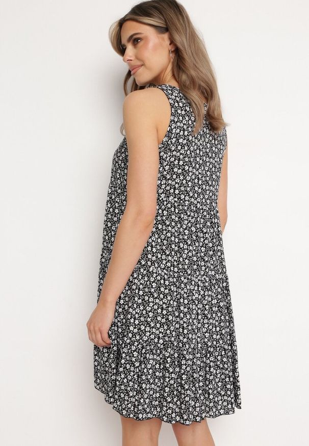 Born2be - Czarna Bawełniana Sukienka w Kwiaty z Falbanką Rissafa. Okazja: na co dzień. Kolor: czarny. Materiał: bawełna. Wzór: kwiaty. Typ sukienki: proste. Styl: casual