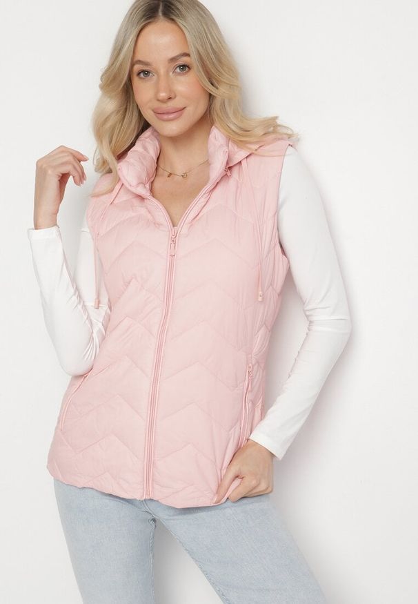 Born2be - Różowa Kamizelka Pikowana z Odpinanym Kapturem Ariluna. Okazja: na co dzień. Kolor: różowy. Materiał: jeans. Styl: sportowy, elegancki, casual