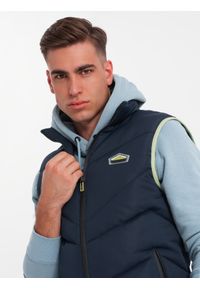 Ombre Clothing - Męski pikowany bezrękawnik z neonowymi akcentami – granatowy V3. Typ kołnierza: kołnierzyk stójkowy. Kolor: niebieski. Materiał: guma, tkanina, poliester, materiał, syntetyk. Długość rękawa: bez rękawów. Wzór: aplikacja #4