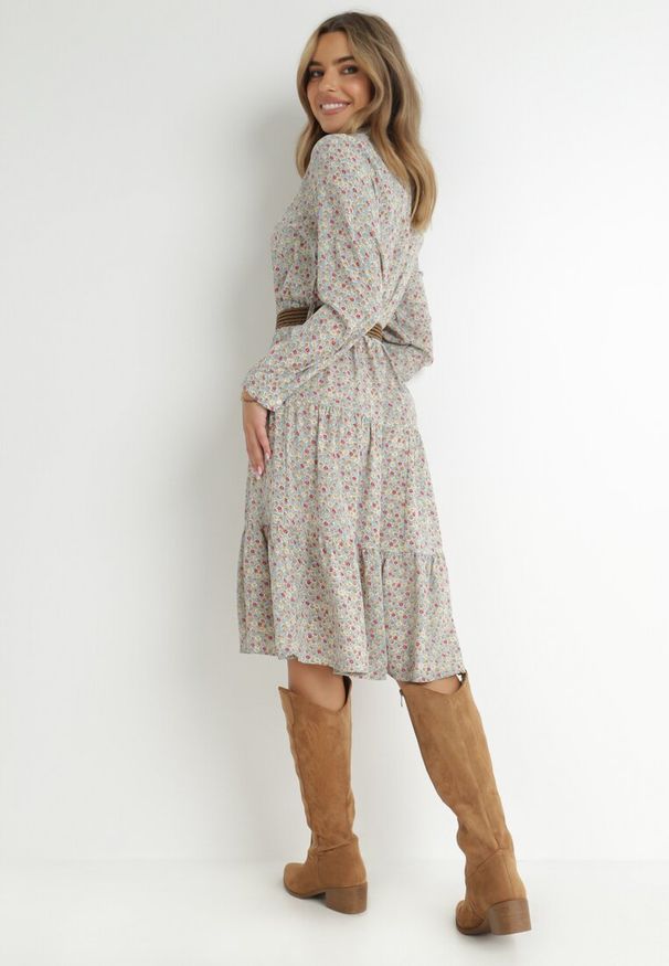 Born2be - Jasnoniebieska Sukienka Ampissa. Typ kołnierza: kołnierz z falbankami. Kolor: niebieski. Wzór: aplikacja, kwiaty, nadruk. Styl: klasyczny. Długość: midi