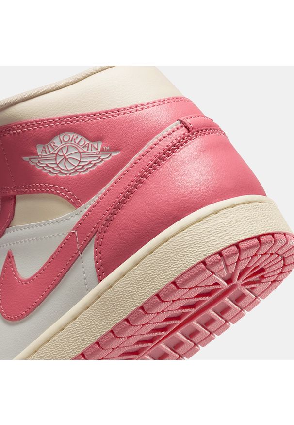 Nike Air Jordan 1 Mid "Pink Salt" Sneakersy damskie. Okazja: na uczelnię. Kolor: różowy. Materiał: syntetyk, guma, skóra. Szerokość cholewki: normalna. Model: Nike Air Jordan