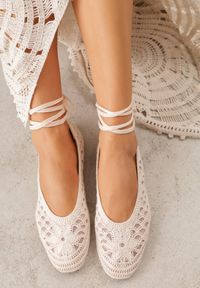 Renee - Beżowe Boho Balerinki VICES z Szydełkową Cholewką i Wiązaniem Wokół Kostki Arriria. Okazja: na co dzień. Kolor: beżowy. Materiał: len. Szerokość cholewki: normalna. Wzór: aplikacja. Sezon: lato. Styl: boho #6