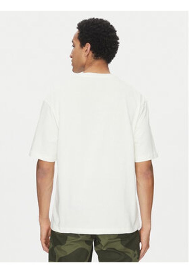 Nike T-Shirt FZ1912 Écru Regular Fit. Materiał: bawełna