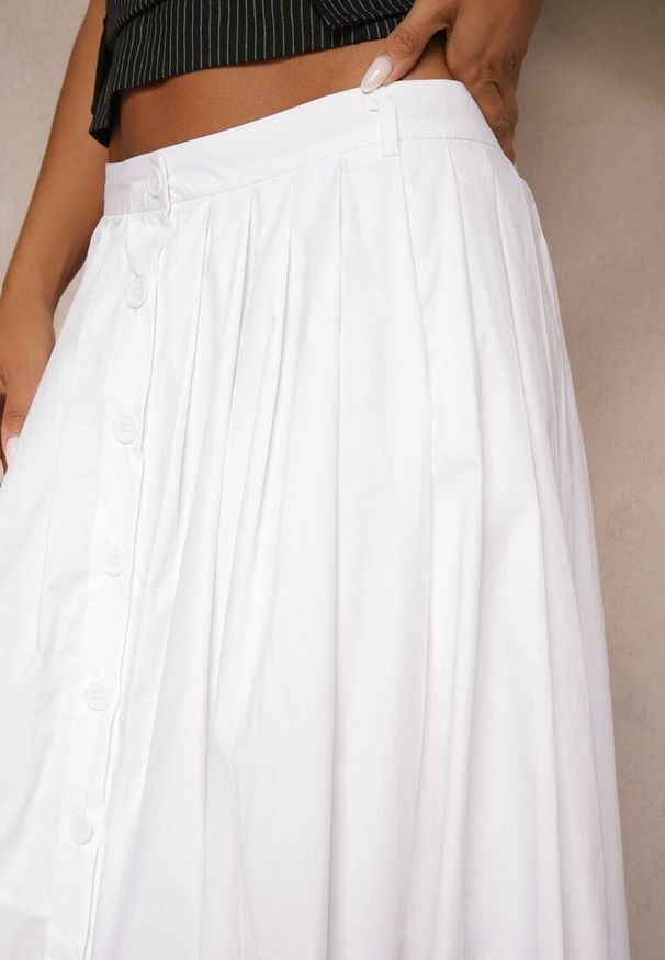 Renee - Biała Rozkloszowana Spódnica z Bawełny Haluvia. Okazja: na co dzień. Kolor: biały. Materiał: bawełna. Styl: casual, elegancki