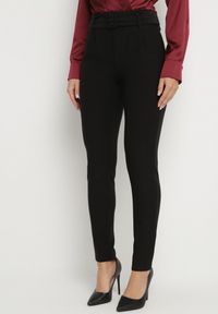 Born2be - Czarne Spodnie z Paskiem z Klamrą Falindea. Okazja: na co dzień. Kolor: czarny. Styl: sportowy, casual