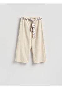 Reserved - Jeansy culotte z chustką - kremowy. Kolor: kremowy