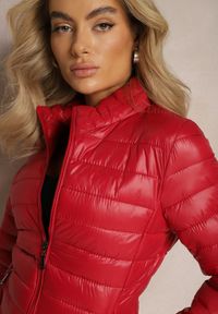 Renee - Czerwona Przejściowa Kurtka Pikowana z Zasuwanymi Kieszeniami Asethalia. Typ kołnierza: bez kaptura. Kolor: czerwony. Materiał: jeans. Wzór: aplikacja. Styl: klasyczny #5