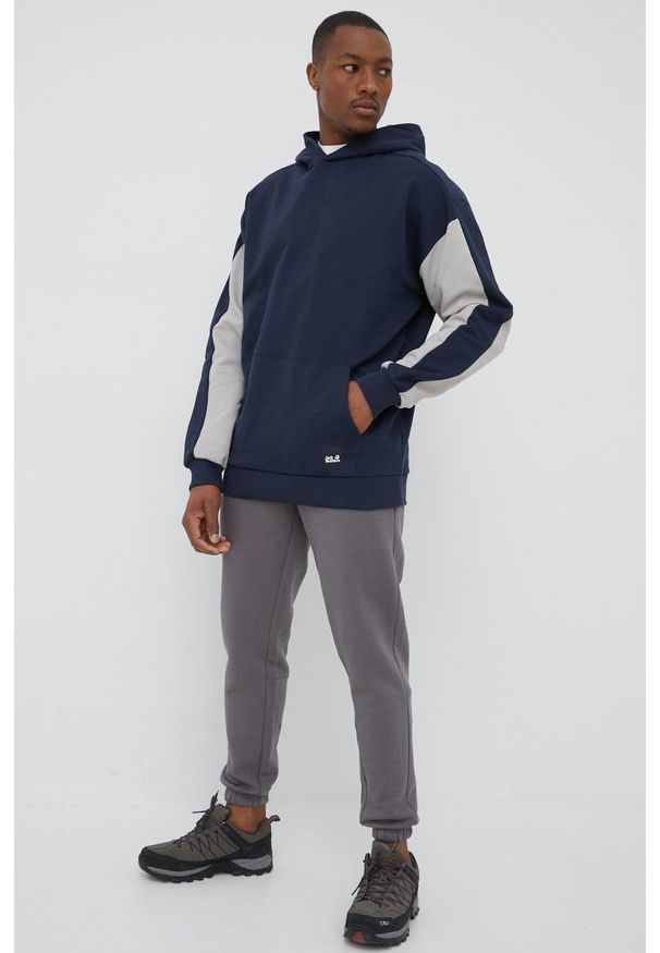 Jack Wolfskin bluza bawełniana męska kolor granatowy z kapturem gładka. Typ kołnierza: kaptur. Kolor: niebieski. Materiał: bawełna. Wzór: gładki