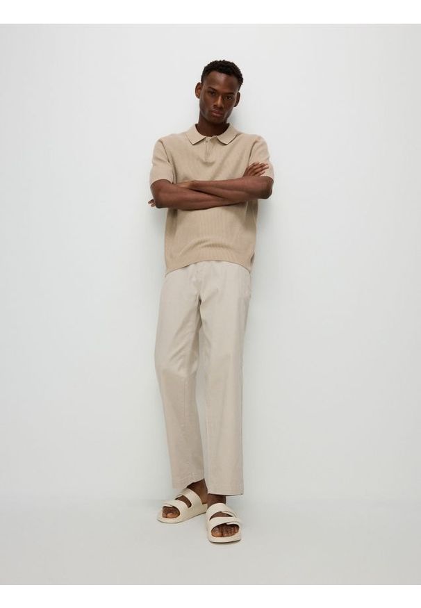 Reserved - Bawełniane spodnie slim - beżowy. Kolor: beżowy. Materiał: bawełna