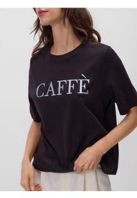 Reserved - T-shirt z haftowanym napisem - ciemnobrązowy. Kolor: brązowy. Materiał: bawełna, dzianina. Wzór: napisy, haft