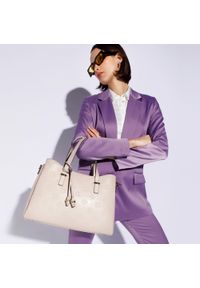 Wittchen - Torebka kuferek skórzana z monogramem i ozdobnymi chwostami beżowa. Kolor: beżowy. Materiał: skórzane. Styl: elegancki. Rodzaj torebki: na ramię #4