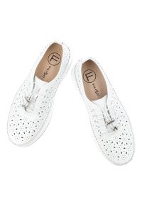 Półbuty damskie Filippo, cholewka ze skóry naturalnej licowej wiązany fason z zabudowanym przodem, białe, DP7535/26. Kolor: biały. Materiał: skóra. Szerokość cholewki: normalna #3