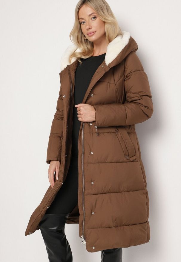 Born2be - Brązowa Pikowana Kurtka o Długim Kroju z Kapturem i Wiązanym Paskiem Neandira. Okazja: na co dzień. Typ kołnierza: kaptur. Kolor: brązowy. Materiał: jeans, materiał. Długość rękawa: długi rękaw. Długość: długie. Sezon: zima, jesień. Styl: klasyczny, casual, elegancki