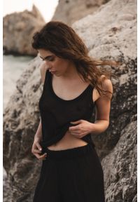 Marsala - Luźny top na ramiączkach w kolorze TOTALLY BLACK - LOWELL-S/M. Materiał: wiskoza, nylon, materiał. Długość rękawa: na ramiączkach. Wzór: gładki. Sezon: lato