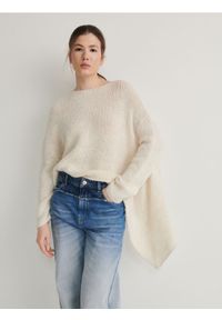 Reserved - Asymetryczny sweter - kremowy. Kolor: kremowy. Materiał: dzianina